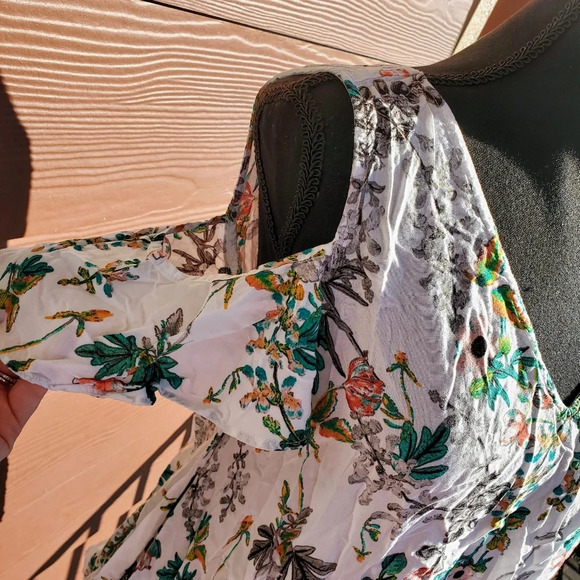 a.n.a. Women's Cold Shoulder Top Size Medium White Floral V-Neck Short Sleeve - Picture 5 of 13